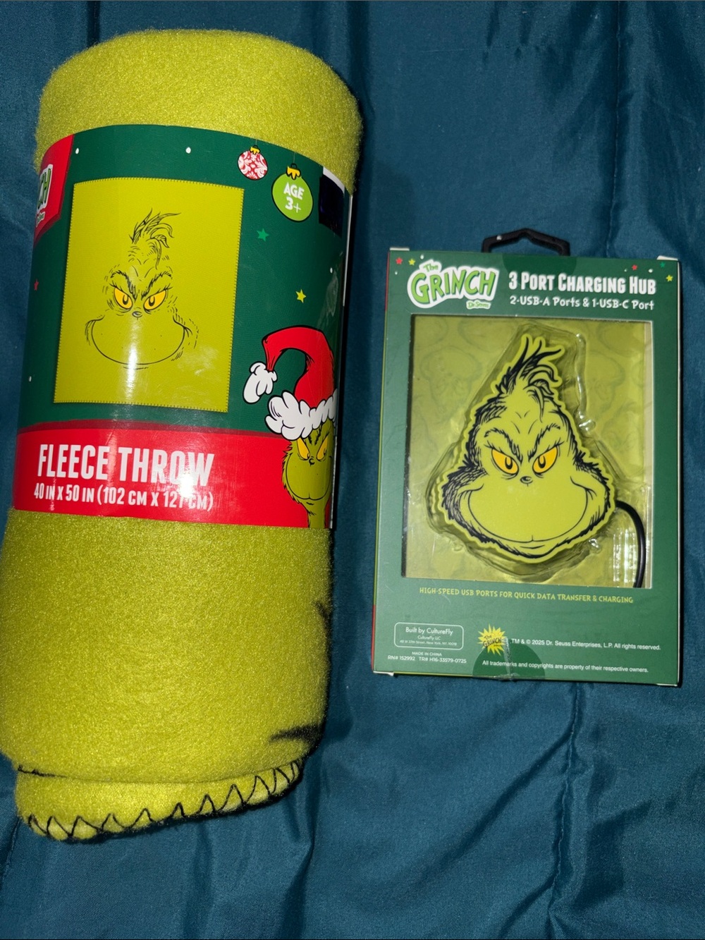 The Grinch Fleece Throw & 3-Port Charging Hub - Green